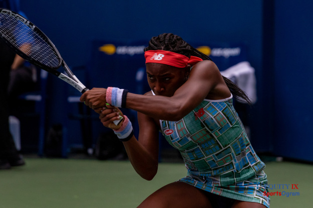 Coc Gauff hits a two-handed backhand wearing a multicolored outfit with a red New Balance headband at US Open Women's Tennis Championship © Equity IX - SportsOgram - Leigh Ernst Friestedt